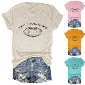 Detail von Baumwoll-T-Shirts mit Football-Druck und 'Tis the damn season' Slogan