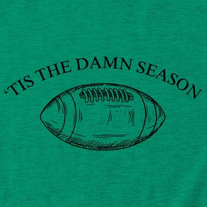 Detailansicht des grünen T-Shirts mit dem 'Tis the Damn Season' Football-Aufdruck