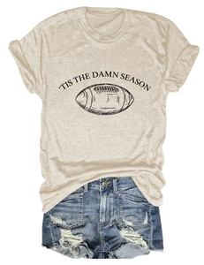 Detail von Haferflocken-T-Shirt mit Aufdruck und zerrissenen Denim-Shorts im Set