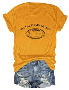Flachbild-Detail eines gelben T-Shirts mit Tis the damn season Print und Jeansshorts