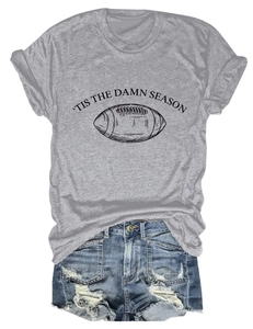 Detailansicht des 'tis the damn season' Aufdrucks und Football-Grafik auf grauem Shirt