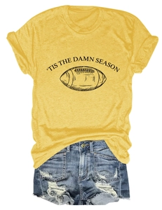 Flachbild von gelbem T-Shirt mit Football-Grafik und Jeans-Shorts Sommer-Outfit