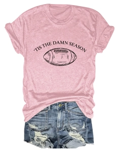Flachbild von rosa Baumwoll-T-Shirt mit Football-Grafik und Distressed-Denim-Shorts