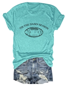 Detail von petrolfarbenem T-Shirt mit Football-Print und blauen Denim-Shorts