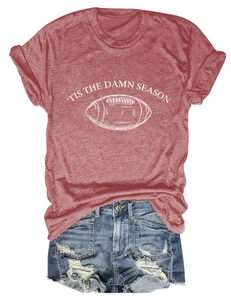 Flachbild eines rostroten T-Shirts mit Football-Grafik und Distressed-Denim-Shorts