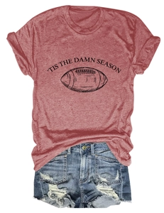 Flachbild-Set aus rostfarbenem Football-T-Shirt und blauen zerrissenen Jeansshorts