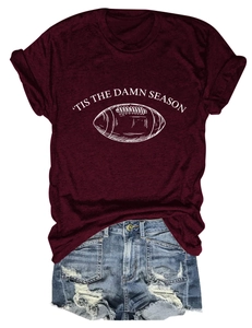 Flachbild von burgunderfarbenem T-Shirt mit Aufdruck und destroyed Denim-Shorts