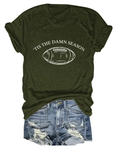 Detail eines dunkelgrünen T-Shirts mit Tis The Damn Season Aufdruck und Football-Grafik