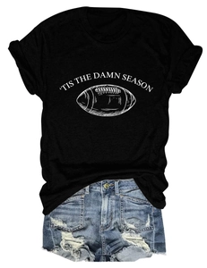 Flachbild-Set aus schwarzem T-Shirt mit Football-Print und blauen Jeans-Shorts