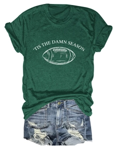 Detail eines dunkelgrünen T-Shirts mit Football-Grafik und Tis The Damn Season Print