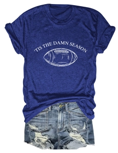 Flachbild von dunkelblauem T-Shirt mit Aufdruck und Jeansshorts mit Rissen