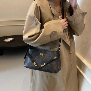 Borsa sottobraccio retrò in pelle nera con chiusura dorata e tracolla regolabile donna