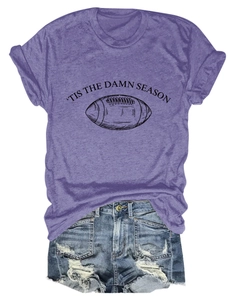 Detail der umgeschlagenen Ärmel am lila T-Shirt mit Football-Print und zerrissenen Jeans