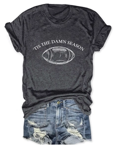 Flachbild eines grauen 'Tis the Damn Season T-Shirts kombiniert mit blauen Denim-Shorts