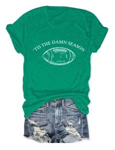 Detailansicht vom grünen Fußball-T-Shirt und Distressed-Denim-Shorts im Flat-Lay-Stil