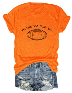 Detail eines orangefarbenen T-Shirts mit Textschriftzug und Football-Grafikdesign
