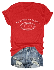 Detail von rotem Baumwoll-T-Shirt mit Football-Print und Distressed-Denim-Shorts