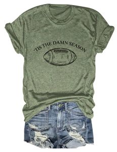 Flach liegendes grünes Grafik-T-Shirt mit American Football Print und Denim Shorts