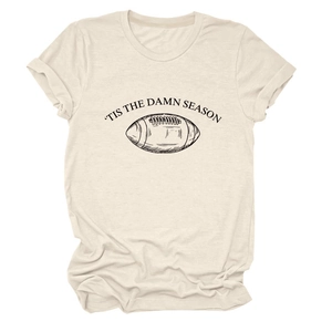 Detailansicht beige Kurzarm-T-Shirt mit 'Tis the Damn Season' American-Football-Druck
