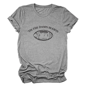 Detail eines grauen T-Shirts mit schwarzem Rugby-Print und 'Tis The Damn Season' Aufschrift