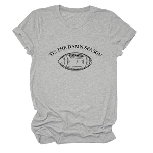 Flachliegendes graues T-Shirt mit Rundhalsausschnitt, Football und Tis The Damn Season Print