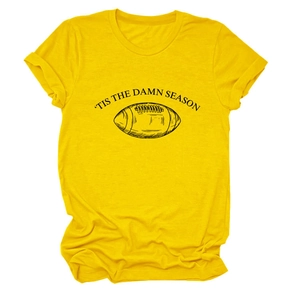 Detail eines gelben Rundhals-T-Shirts mit 'TIS THE DAMN SEASON Football-Aufdruck