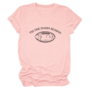 Detailansicht eines rosa T-Shirts mit Football-Print und 'TIS THE DAMN SEASON Aufdruck