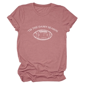 Detail eines altrosa T-Shirts mit Rundhalsausschnitt und weißem 'Tis the Damn Season' Druck