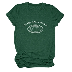 Detailansicht des weißen Football-Aufdrucks 'Tis the Damn Season' auf grünem T-Shirt