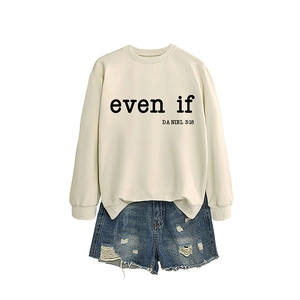 Sweatshirt beige pour femme avec texte et short en jean bleu délavé et déchiré
