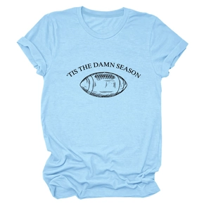 Detailansicht hellblaues T-Shirt mit Football-Print und Vintage-Saison-Schriftzug