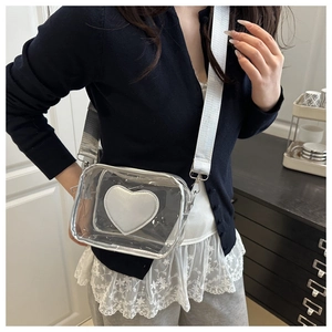 Dettaglio borsa a tracolla trasparente in PVC con cuore argento e tracolla larga
