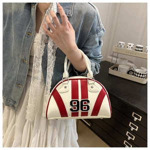 Detalle del bolso bowling de rayas rojas y blancas con parche 96 y adornos de estrellas