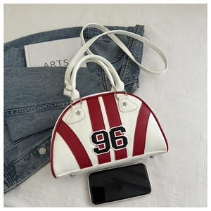 Detalle de un bolso bowling retro con bordado del número 96 y herrajes de estrella únicos