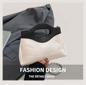 Détail du sac bandoulière matelassé crème avec poignée noire et chaîne en argent