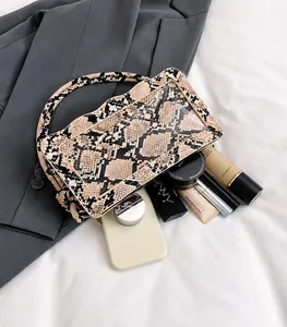 Detailansicht der Schlangenhaut-Umhängetasche mit geräumigem Innenfach für Kosmetik