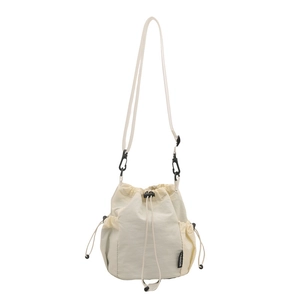 Bolso saco minimalista de nailon crema con cordón y detalle de bolsillo lateral de malla