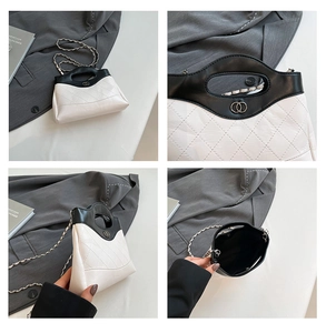 Détails du sac à main matelassé bicolore avec chaîne dorée et fermoir métallique