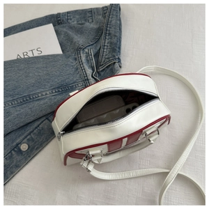 Detalle de bolso bowling rojo y blanco con cremallera y forro interior con dibujos
