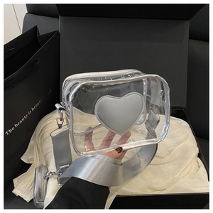 Dettaglio della borsa a tracolla in PVC trasparente a cuore con ampia tracolla