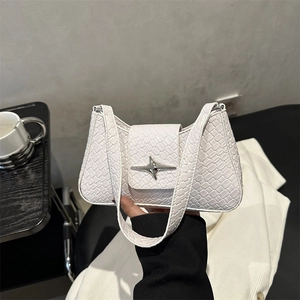 Minimalistische weiße geflochtene Achseltasche mit silberner Sternschnalle für Sommer