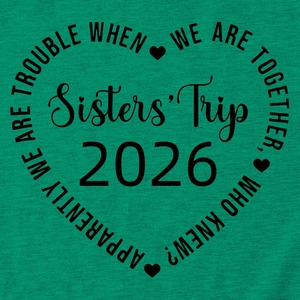Détail de l'imprimé Sisters' Trip 2026 sur t-shirt vert texturé à manches courtes