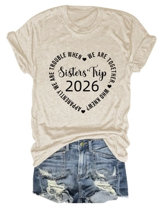 Mise à plat de t-shirt beige Sisters Trip 2026 avec short en jean vieilli