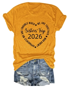 Vue détaillée du t-shirt jaune gingembre avec texte cœur et short en jean effiloché