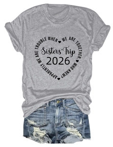 Détail du t-shirt gris Sisters' Trip 2026 et de l'ensemble short en jean déchiré