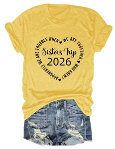 Détail du T-shirt jaune en coton avec imprimé cœur et short en denim effiloché