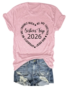 Vue détaillée du T-shirt en coton rose avec imprimé cœur Sisters' Trip 2026 et short en jean
