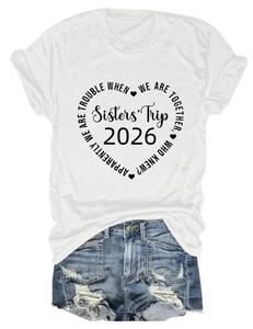 Détail de l'imprimé Sisters' Trip 2026 sur t-shirt blanc avec short en jean usé