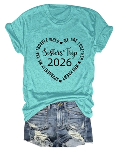 Détail du graphisme cœur Sisters' Trip 2026 sur t-shirt aqua et short en jean déchiré