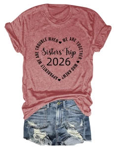 T-shirt Sisters' Trip 2026 rouge rouille et short en jean vintage usé posés à plat
